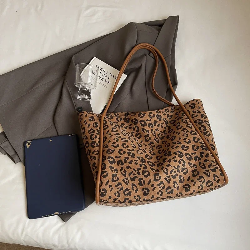 Классическая сумка с леопардовым узором новинка зимы 2024 простая и универсальная