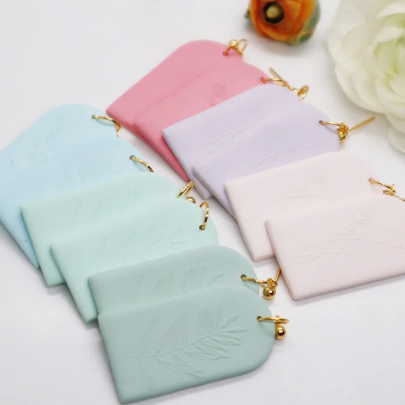 

Резные серьги-подвески с принтом листьев для женщин и девушек Простые Модные цвета геометрические Подвесные серьги с цветочным кулоном подарки