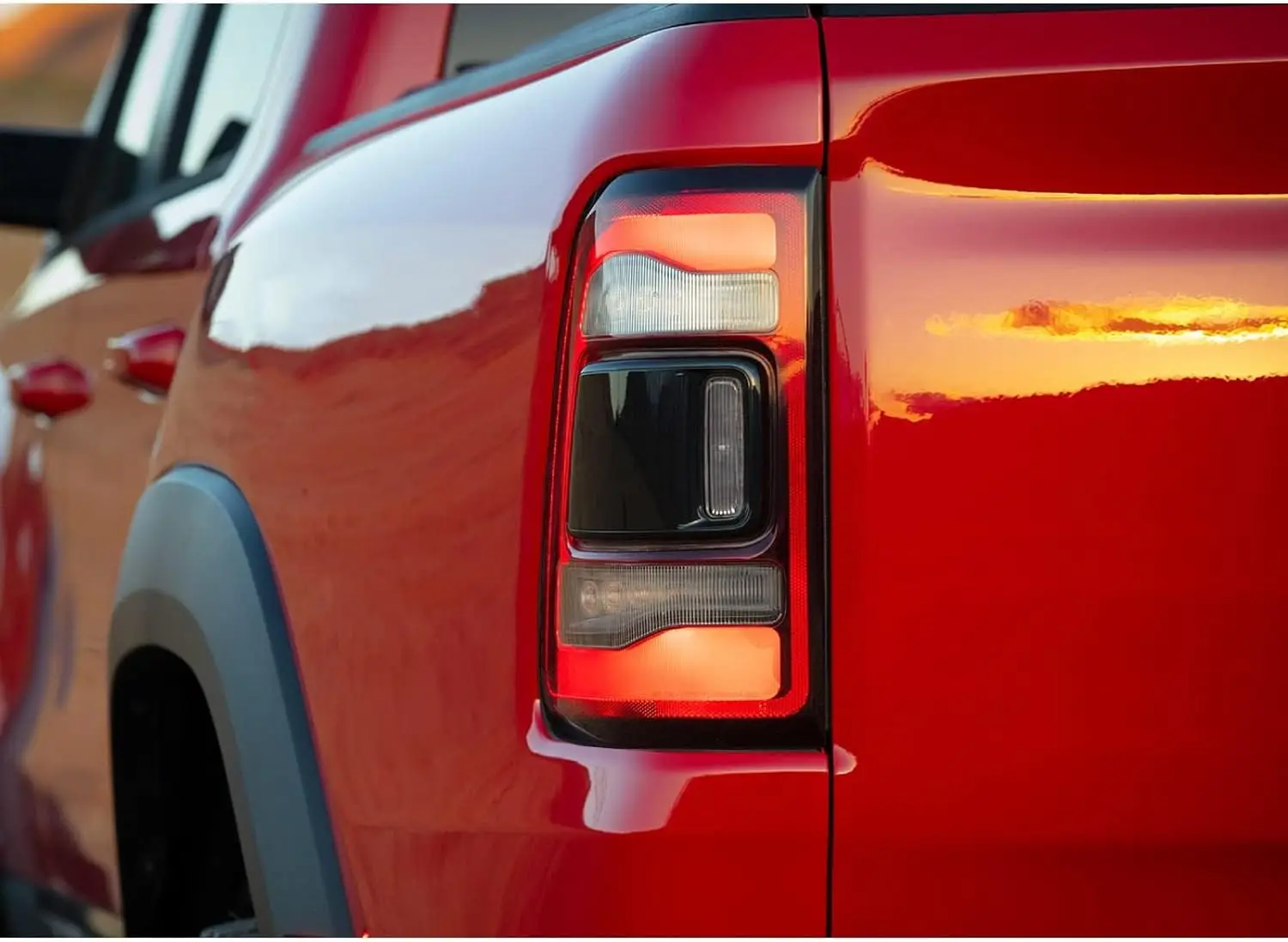 Задний фонарь для Dodge Ram 1500 задний в сборе 2019-2022 черный дым LH CH2800216