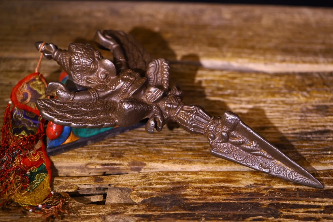 Коллекция тибетских храмов 16 дюймов старые дождевики Cinnabar GARUDA Puba Vajra Будда Dorje