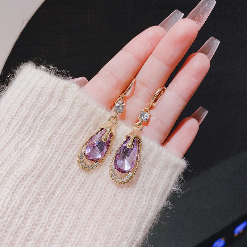 Женские серьги-подвески с зелеными фианитами