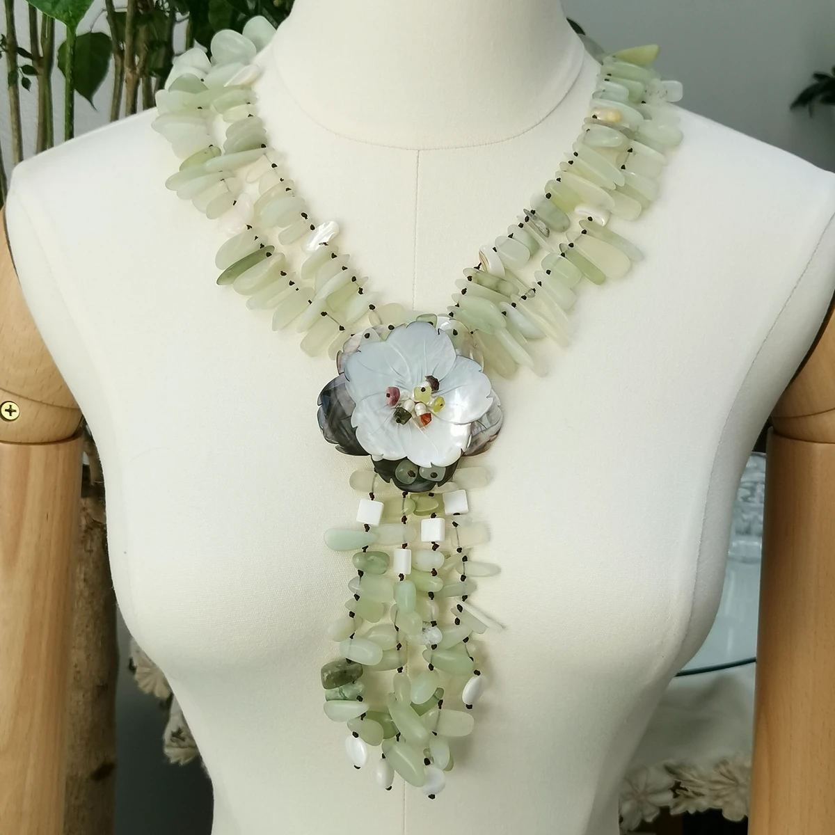 

Lii Ji Green Tassels Statement Necklace 60cm New Jade Shell Flowers Necklace Stock Sale Women Jewelry Gift