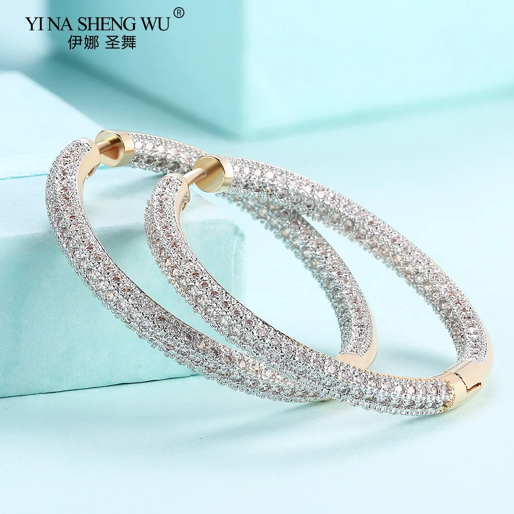 

Женские серебряные круглые серьги-гвоздики с бриллиантами