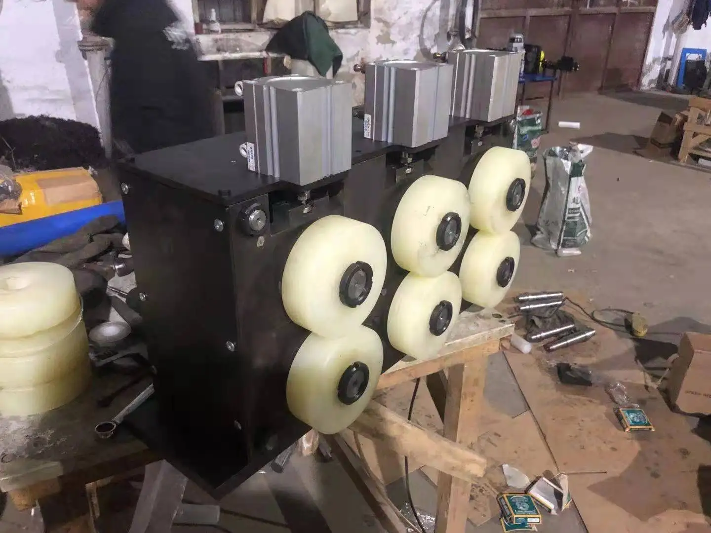 Ципан пневматический трехгрупповый подающий роликовый фидер ручной ролик