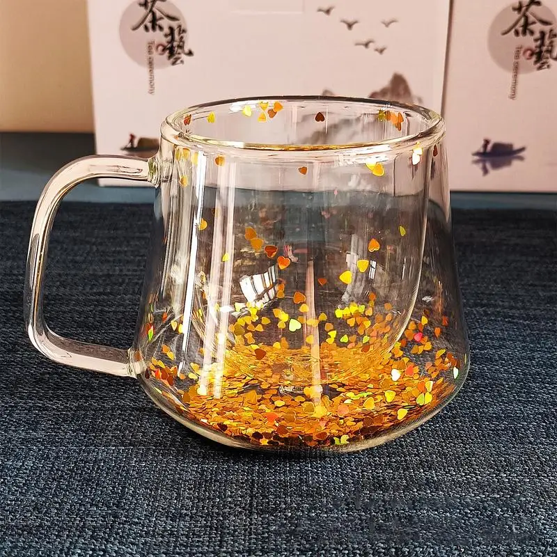 Стеклянная кофейная кружка с двойными стенками изолированная прозрачная