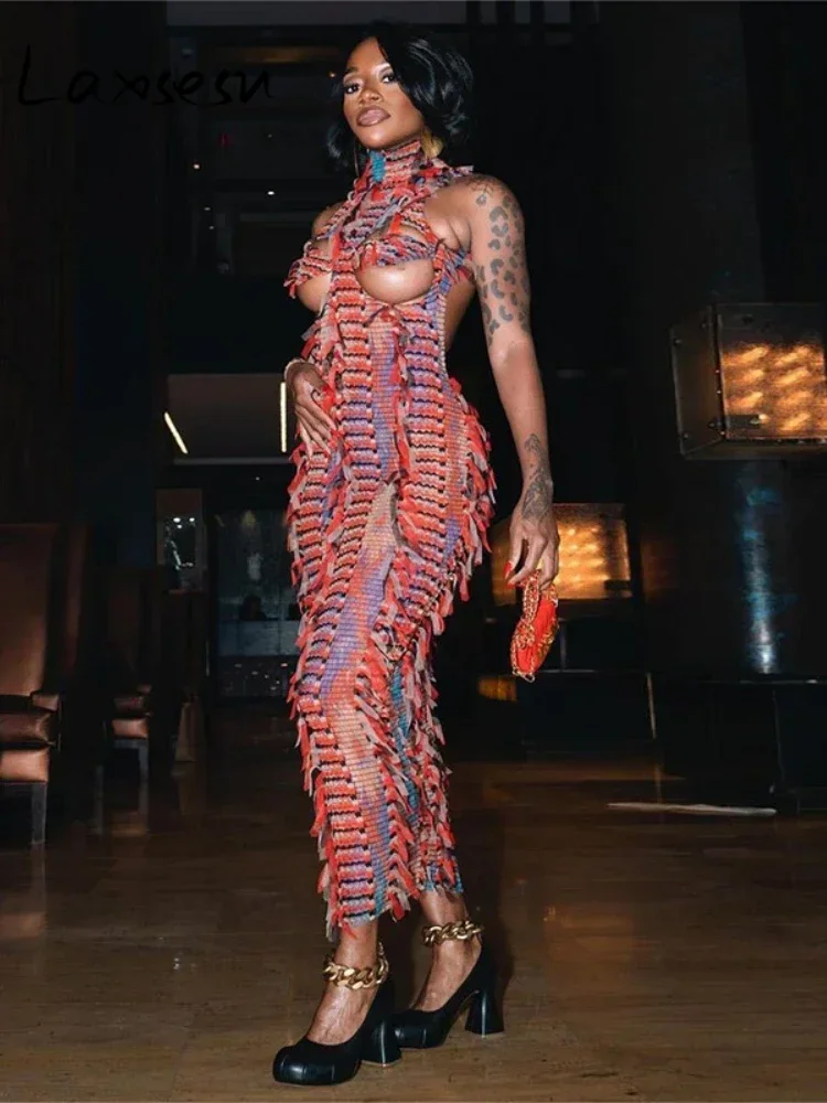 Женское трикотажное платье с кисточками и открытой спиной без рукавов