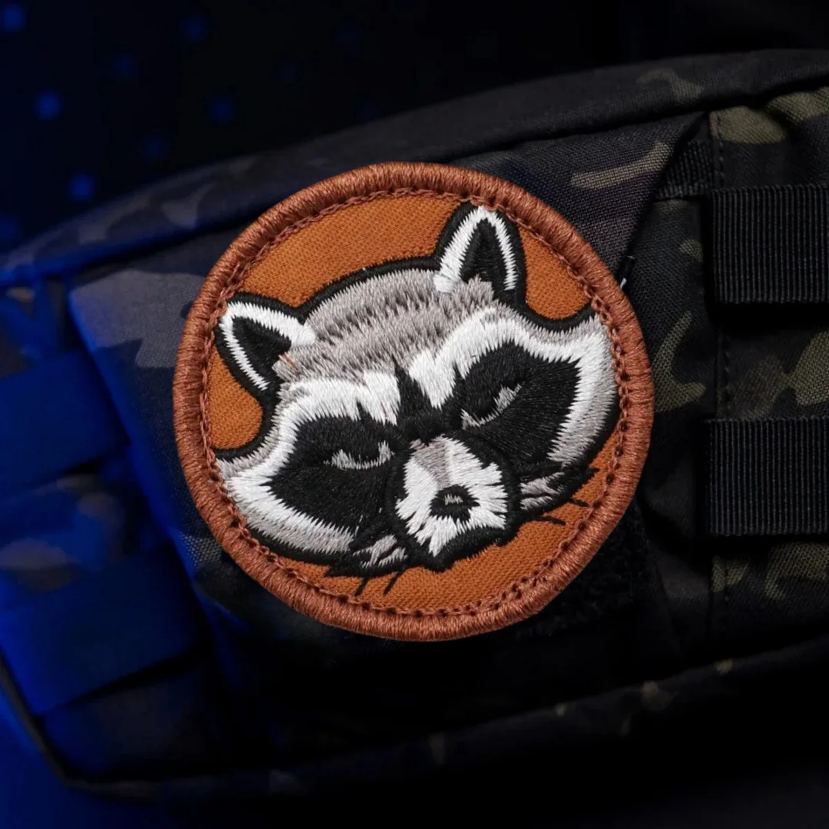 Наручная повязка на руку с изображением злого енота