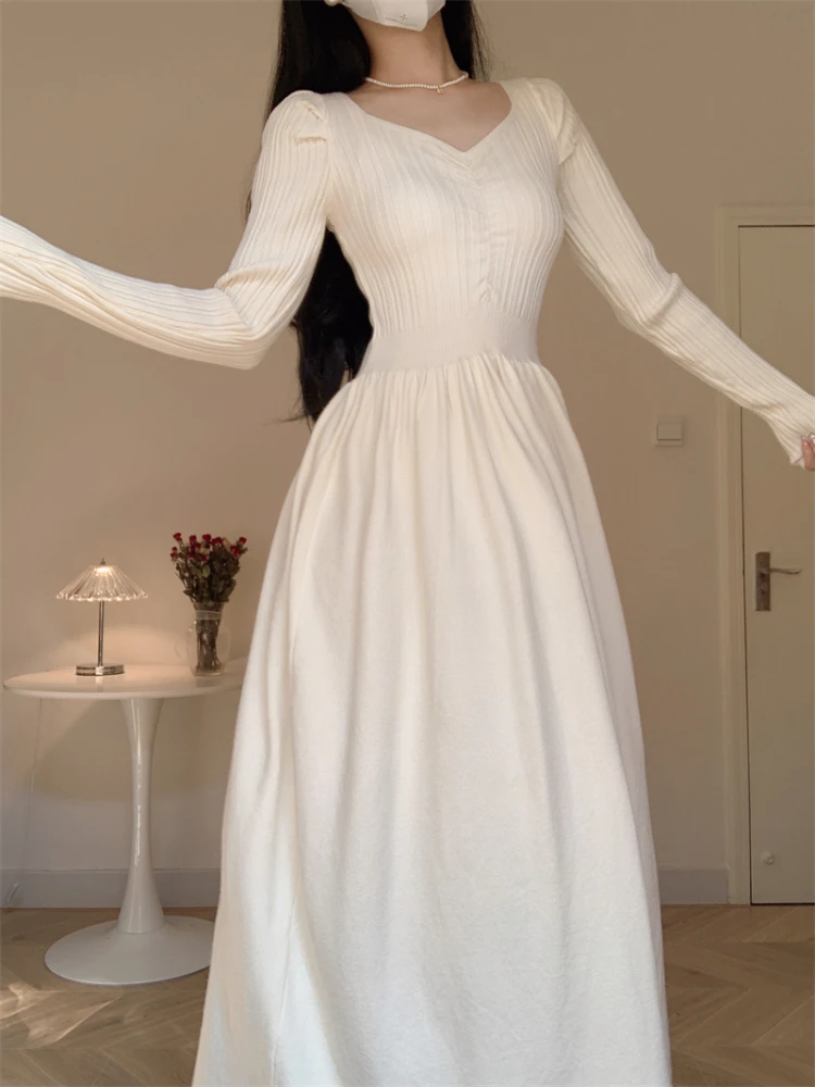 Женское трикотажное платье-свитер с V-образным вырезом