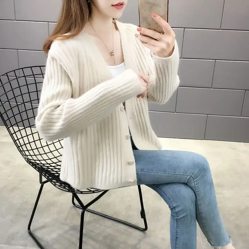 Женский вязаный свитер на пуговицах розовый с V-образным вырезом фиолетовый