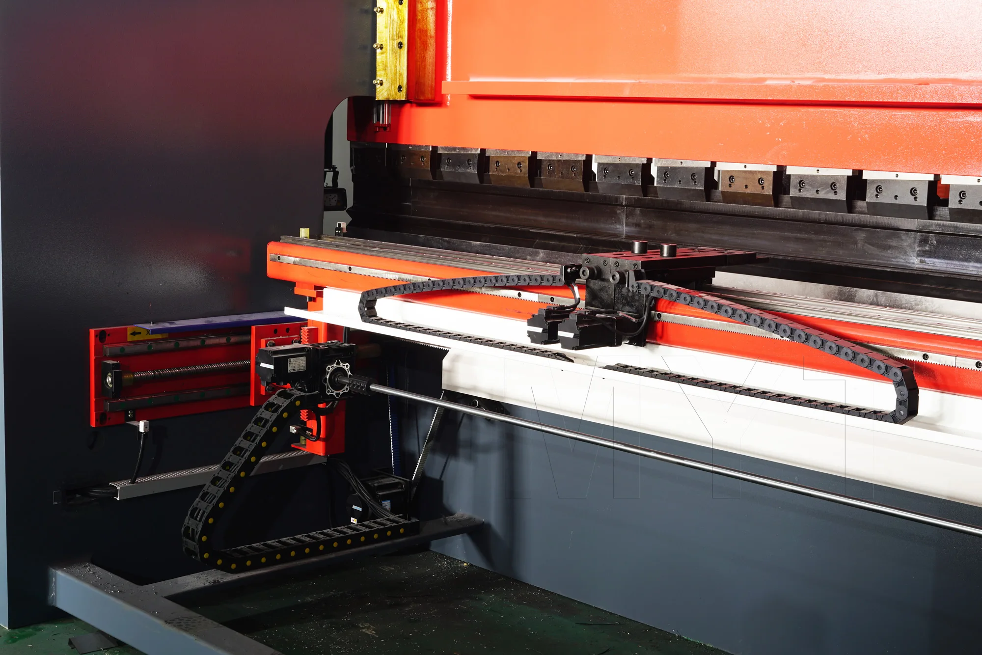 Гибридный гидравлический персрем Prijs с сенсорным экраном Delem Da 66T