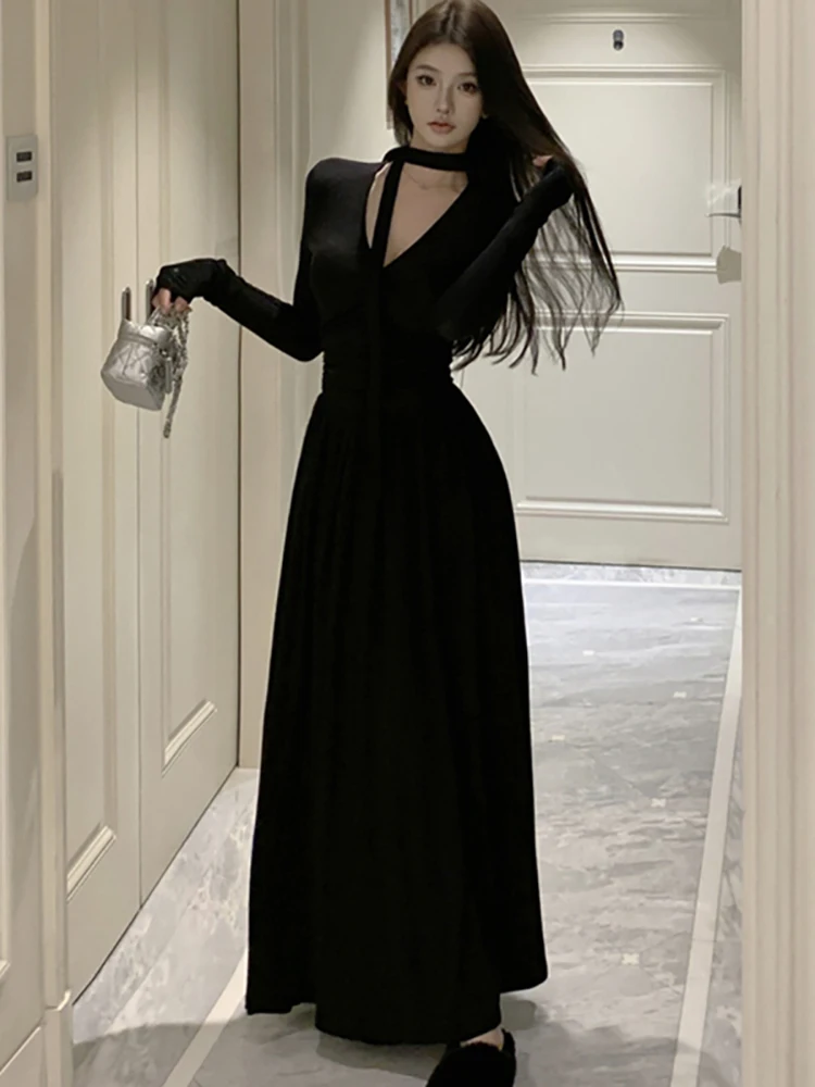 2024 Черное плиссированное сексуальное платье макси с длинным рукавом и v-образным