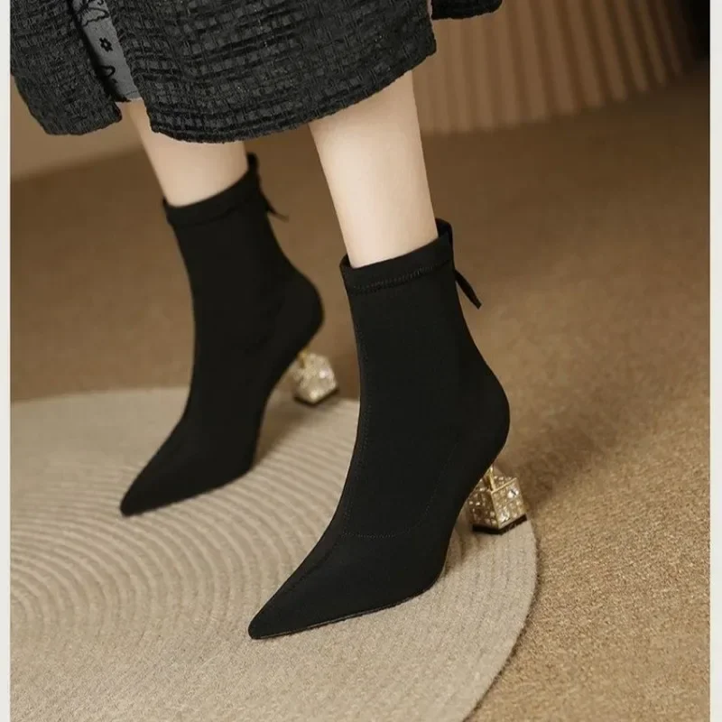 Женские эластичные ботинки черные универсальные удобные короткие для весны и