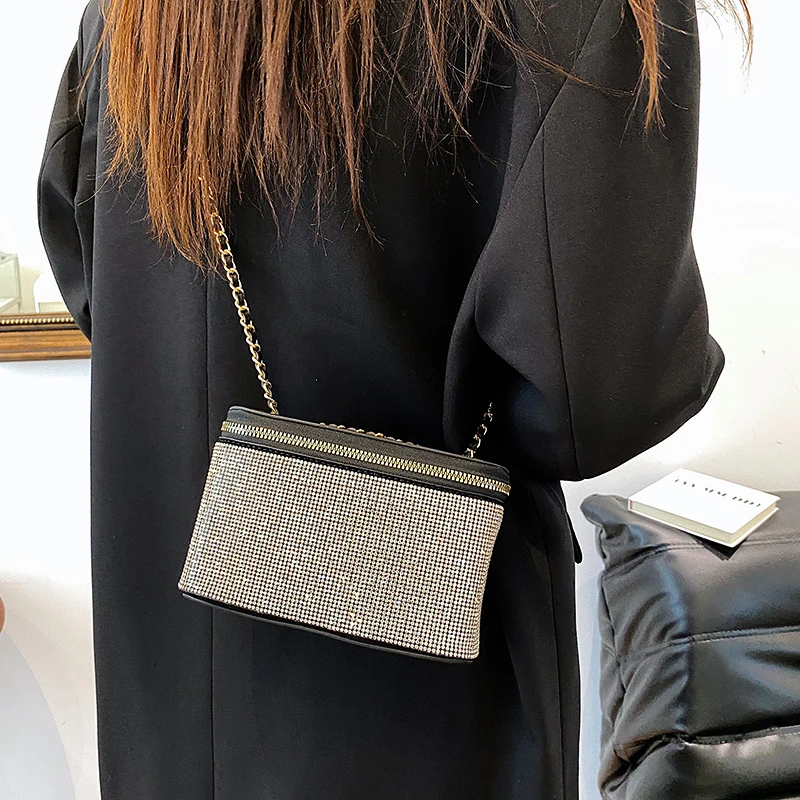 

Маленькая квадратная женская сумка через плечо, роскошные дизайнерские блестящие сумочки со стразами, брендовые модные сумки на ремне с це...
