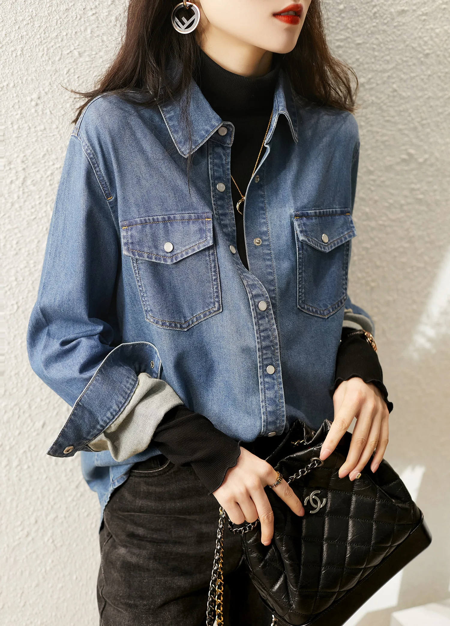 Женская джинсовая рубашка с отложным воротником и длинным рукавом