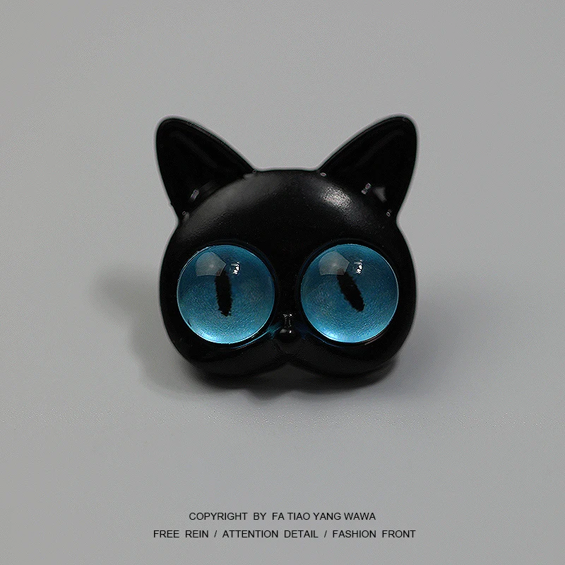 

Big blue eye cat stud