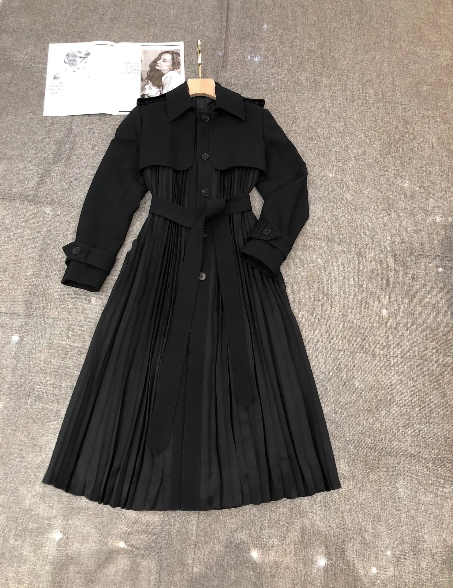 

2022 spring new women's crimped skirt hemline windbreaker coat