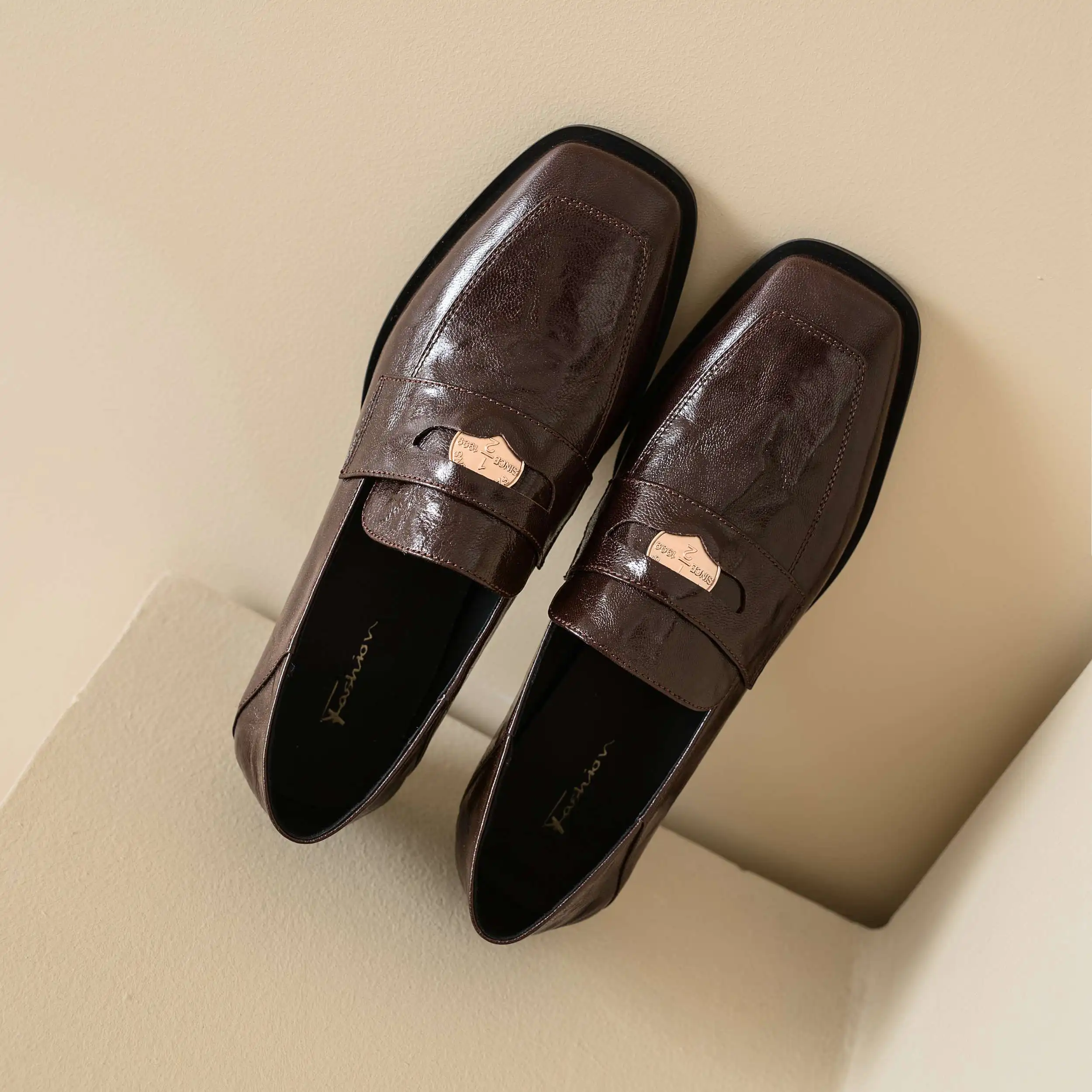 Популярные весенние туфли Vichelo из овечьей кожи без застежек на среднем каблуке