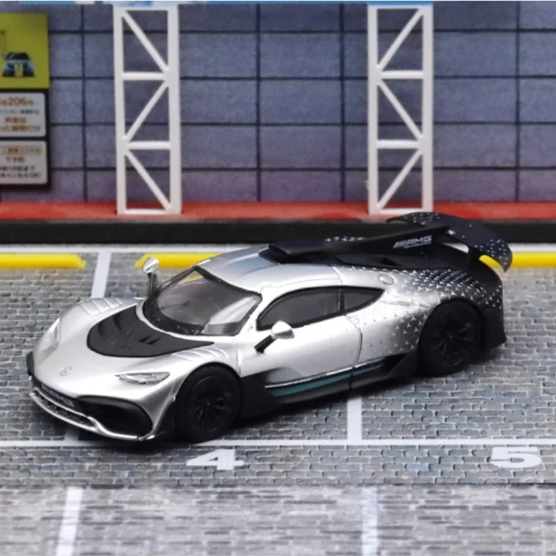 Модель спортивного автомобиля масштаб 1:64