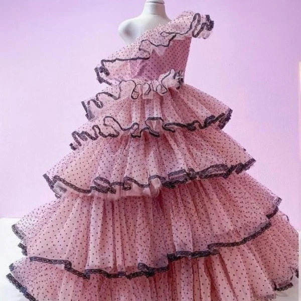 

Fashion Pink Polka Dot Tulle Dresses Girls One Shoulder Puffy A-Line Long Floor Length Formal Dress Black Lace Edge Kids Gown