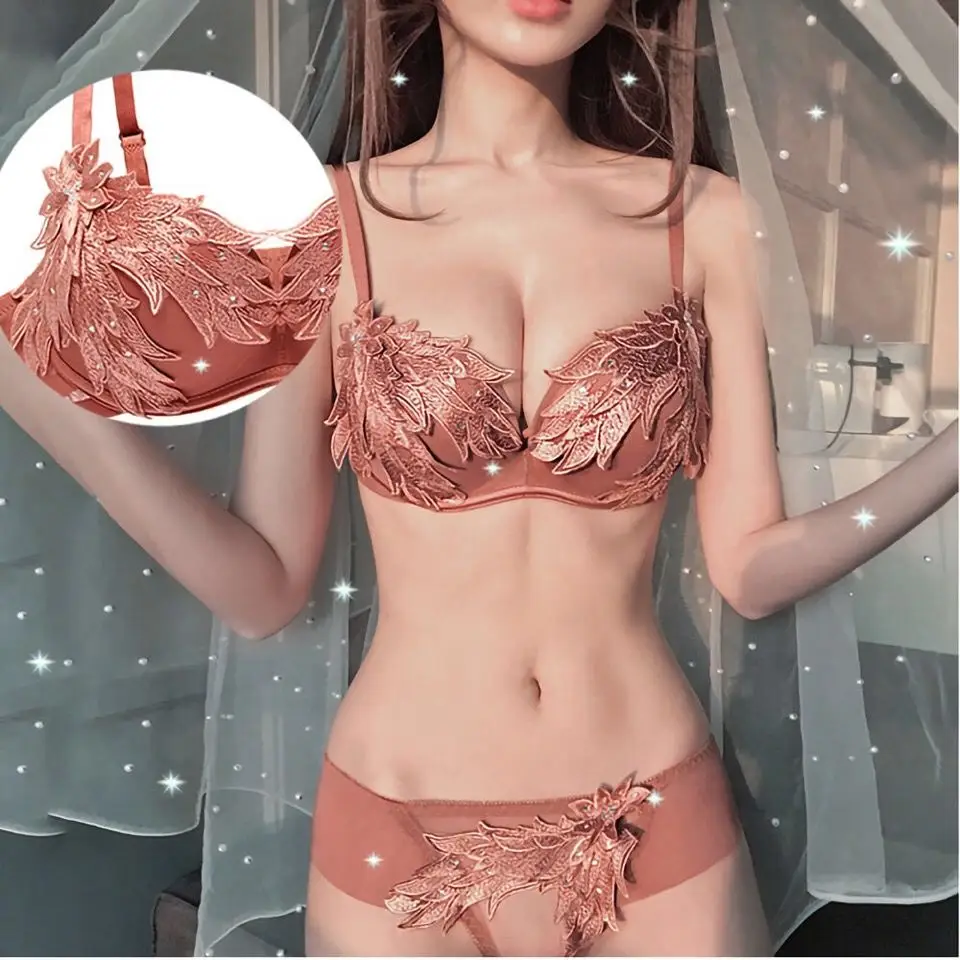 

Комплект женского нижнего белья из трусов и бюстгальтера пуш-ап с кружевом