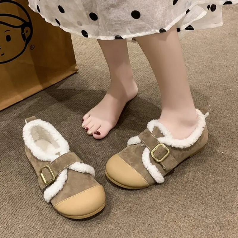 Женские ботильоны с круглым носком на плоской подошве меховой пряжкой