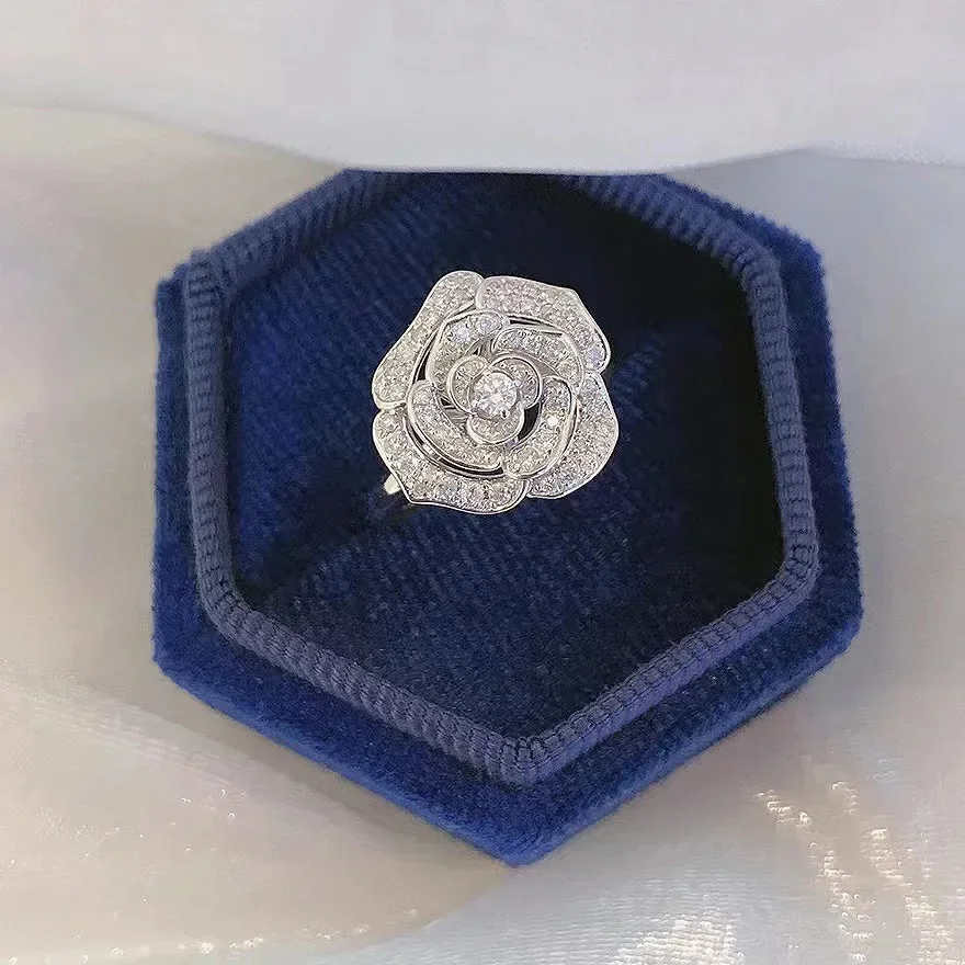 Женское кольцо в виде камелии серебро пробы