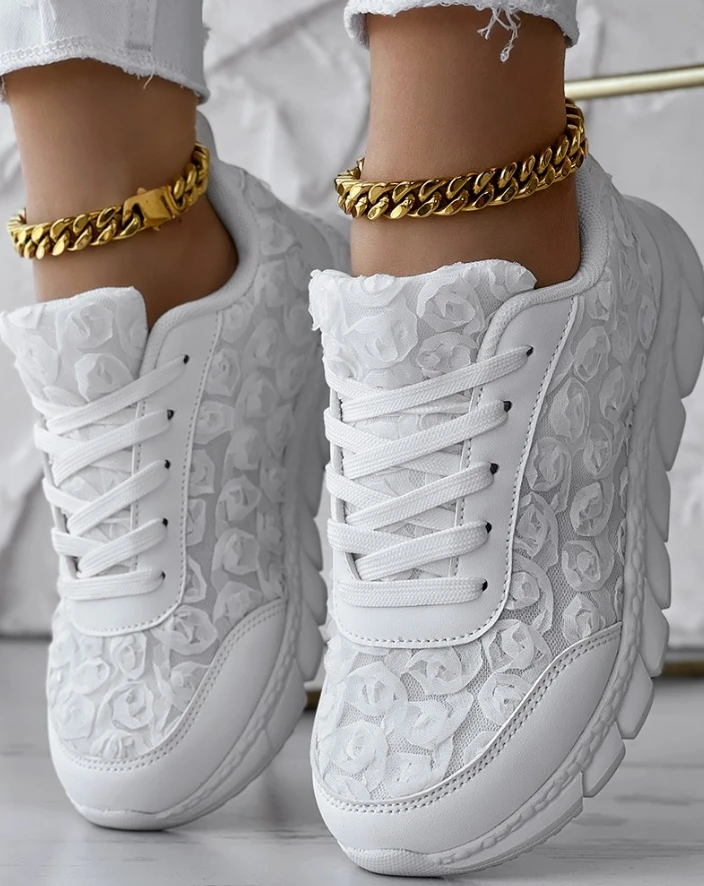 Кроссовки на шнуровке с прозрачной сетчатой нашивкой и цветочным узором