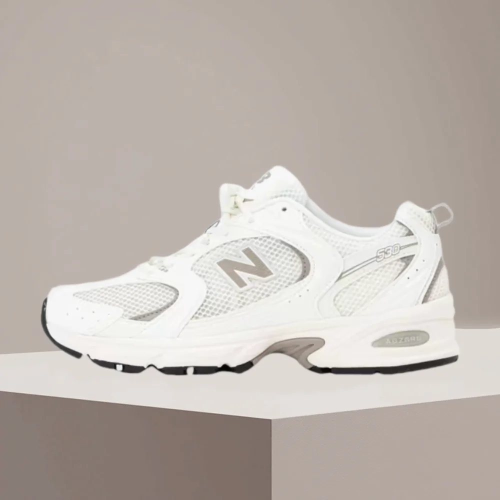 Фото Кроссовки New Balance NB530 унисекс для города и бега – белый/серый, комфортная амортизация и прочная подошва U530CSB №1