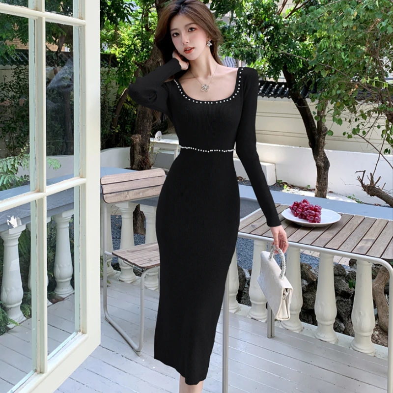 Женское элегантное вязаное длинное платье с квадратным вырезом и бисером
