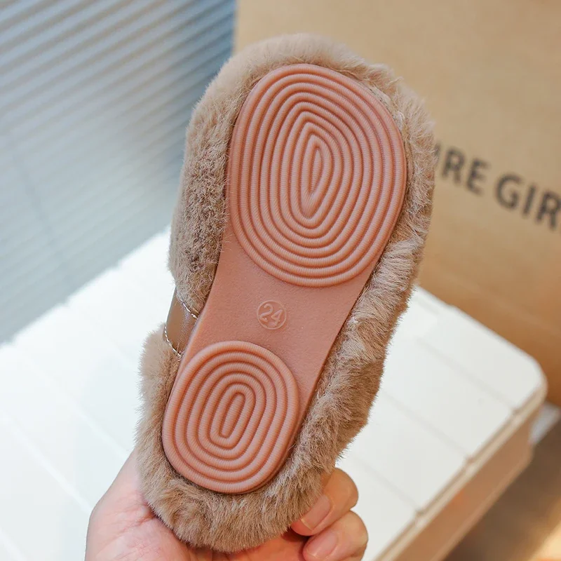 Зимние детские туфли на плоской подошве с пушистой пряжкой и круглым носком