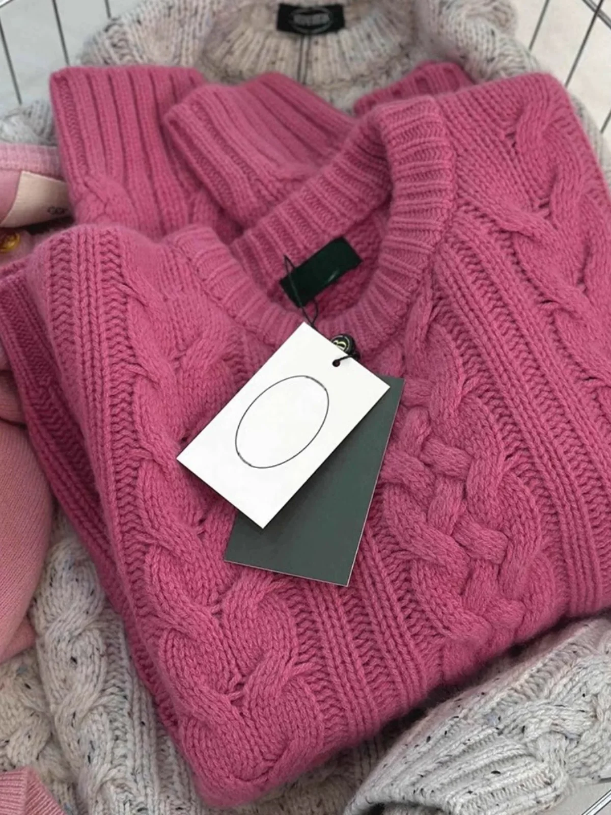 Поздний осенне-зимний свитер малинового цвета с круглым вырезом и витым цветком