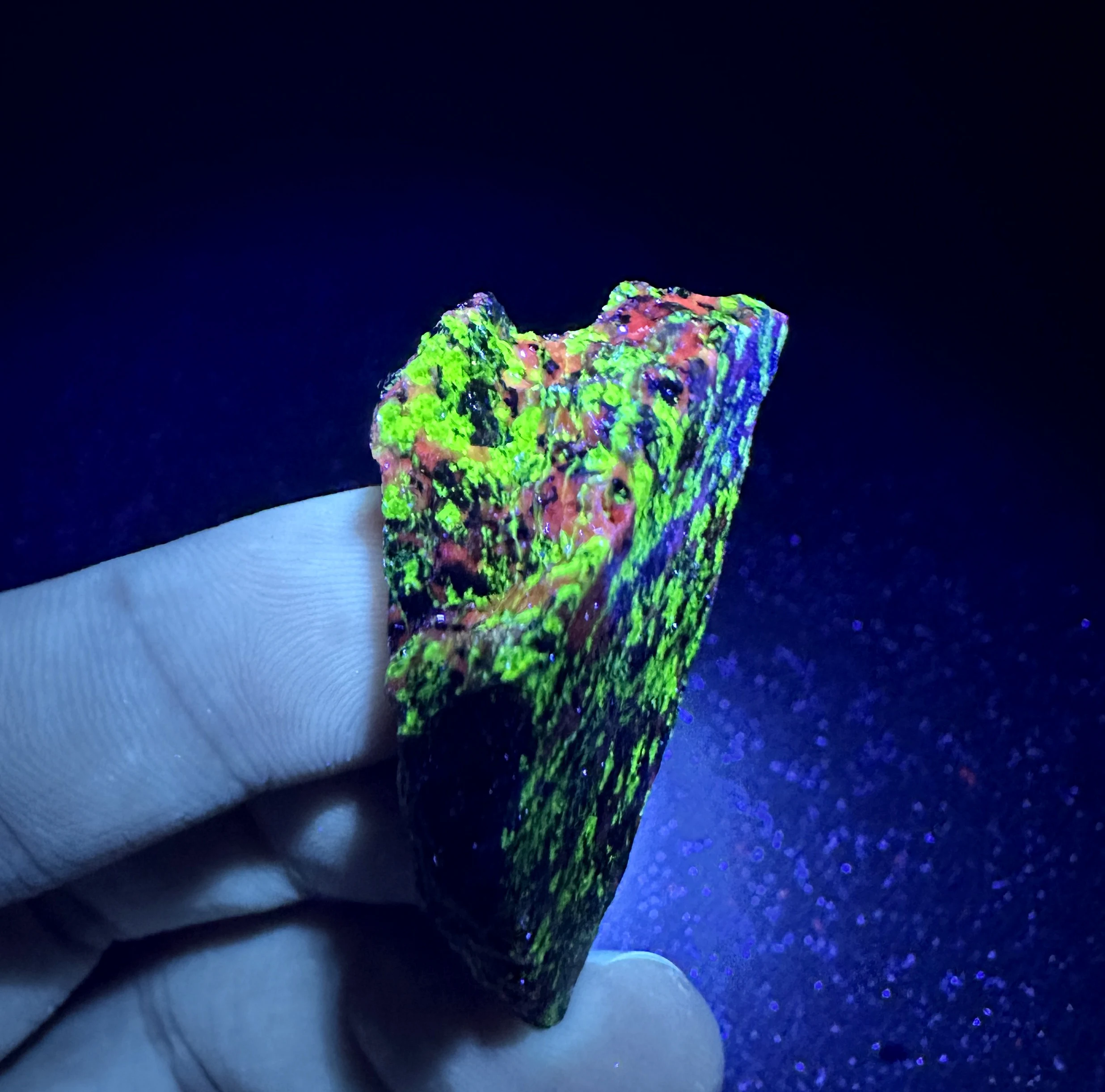 

Флуоресцентный минерал Виллефита QIANCHUAN