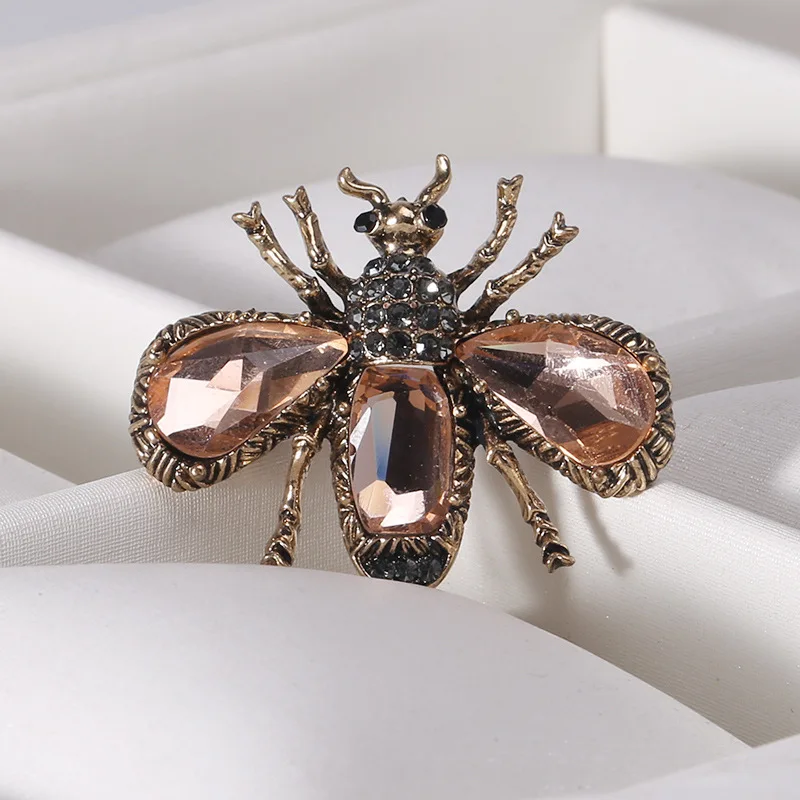 

Creative Vintage Crystal Bee Brooch Exquisite Insect Brooches Pins for Women Luxury Delicate Simple Fashion Pin Men Suit Corsage