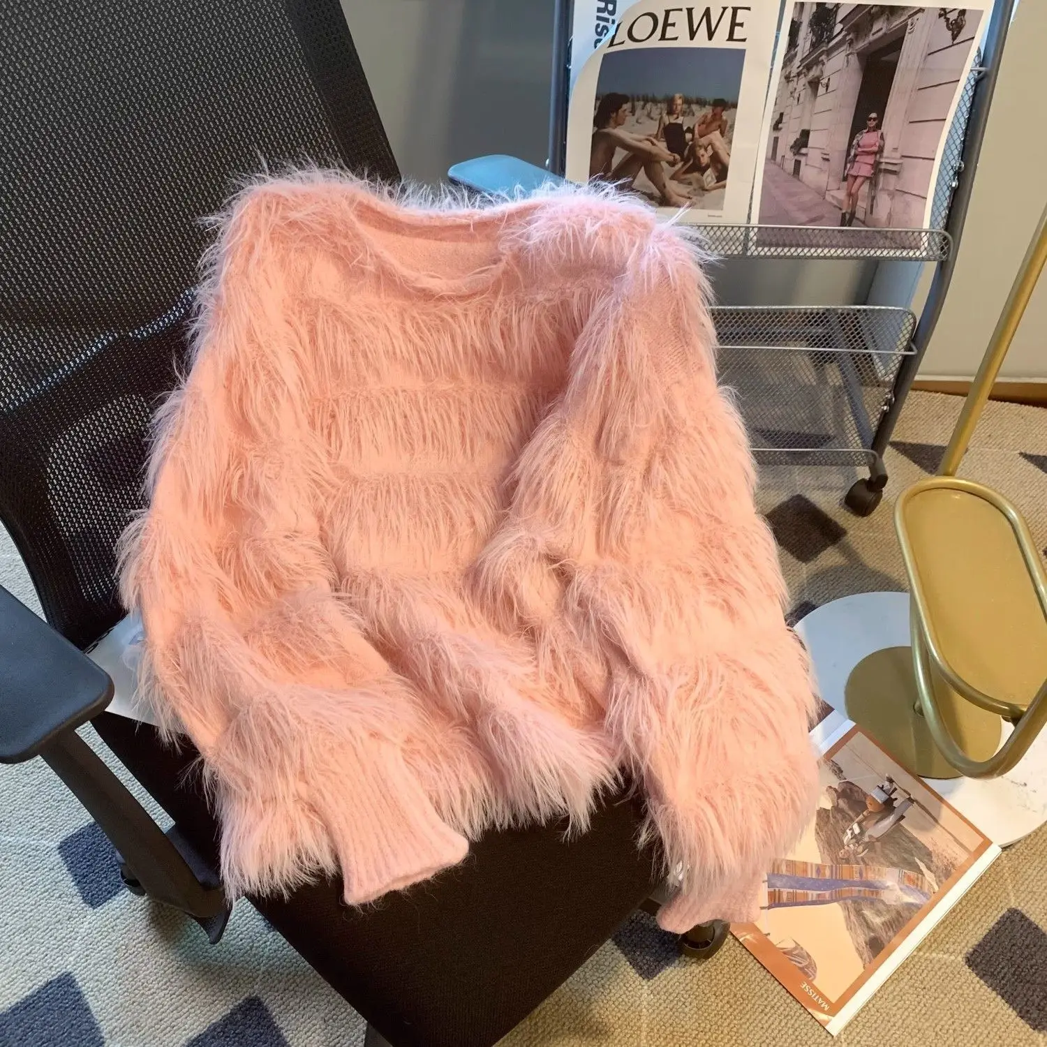 Популярная в этом году тенденция — это супер-фейный свитер с рукавами-фонариками