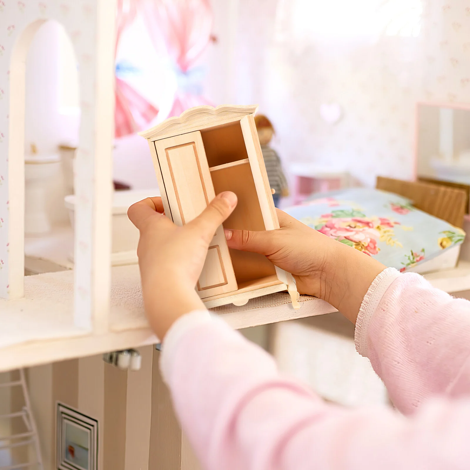 

Small Wardrobe House Furniture 1: 12 Scale Wooden House Accessory Cabinet