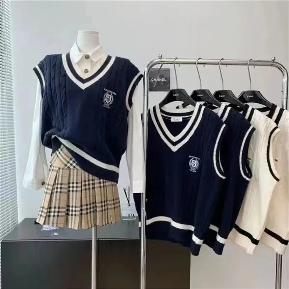 Женский свитер оверсайз в стиле преппи с V-образным вырезом