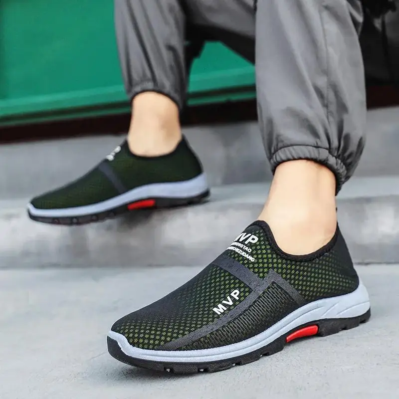 Мужские легкие кроссовки без шнуровки сетчатые дышащие для прогулок модная