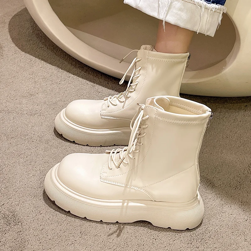 Женские ботинки на шнуровке коричневые с круглым носком плоской подошве