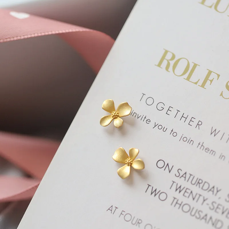 Изысканные серьги-гвоздики в форме цветка гардении Jasminoides золотого цвета для