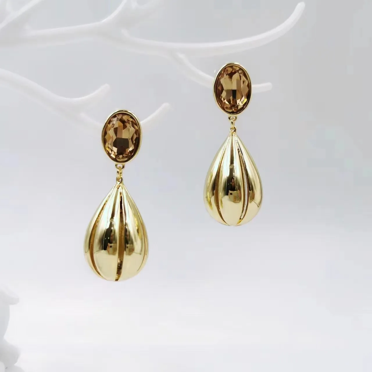 

Серьги-подвески с фианитами, золотистого цвета