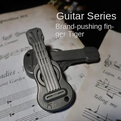 

Гитарная серия Finger Tiger, оригинальная декомпрессионная игрушка EDC из титанового сплава, раздельная нажимная карточка на палец Tiger