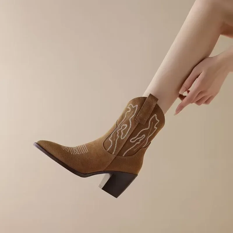 

Женские ковбойские ботинки, Зимние флисовые женские ботинки с острым носком, повседневные ботинки телесного цвета, Классические ботинки на платформе с тиснением, 2023