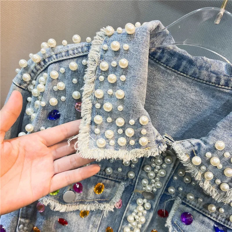 Модная светло-голубая короткая джинсовая куртка с жемчугом и бисером