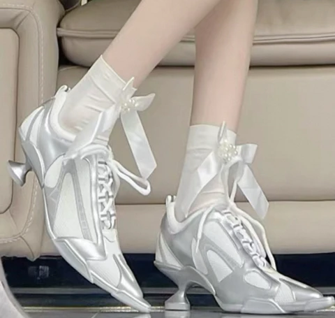 Танымал ресейлік порно сайттар Екі адам әйелді сиқытып жатыр, ал жақын жерде ер адам ұйықтап жатыр.