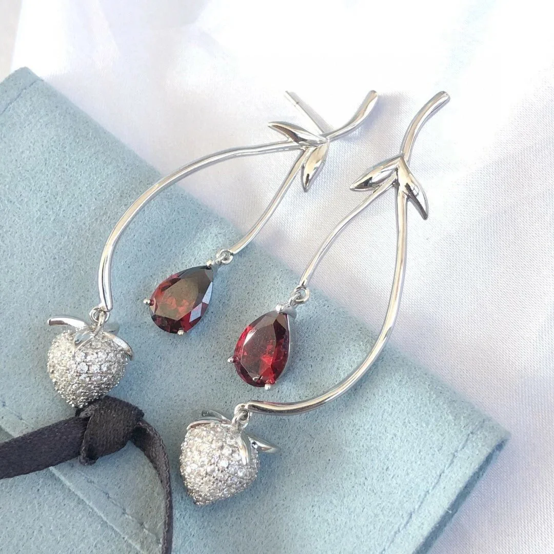 

NEW IN2023 Hot Trend Butterfly Tassel Cherry Color Diamond Earrings Ear Studs Everyday Versatile Jewelry Atmosphere Fashion Cute