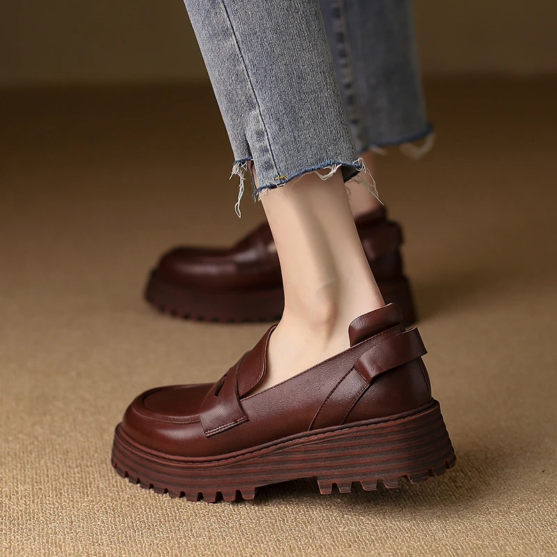 

Женские туфли из натуральной кожи, с круглым носком, на среднем каблуке