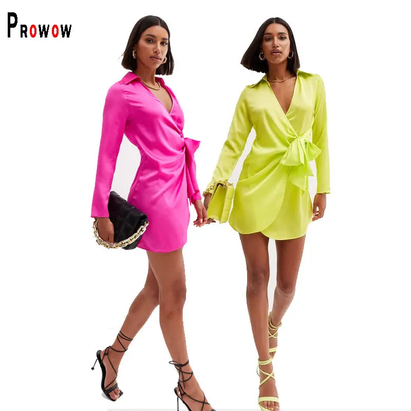 

Женское платье с длинным рукавом и V-образным вырезом