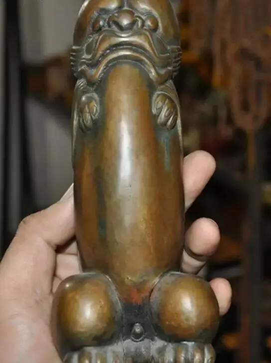 Бронзовая статуя человека-зверя