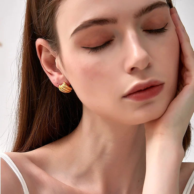 Выставка Маленькие серьги-гвоздики-бананы Простые и универсальные серьги с