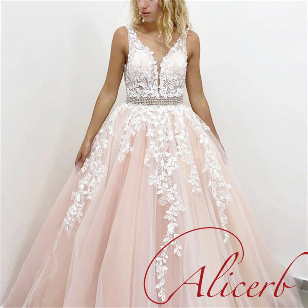 Купи 2022 A-line Princess V Neck Lace Appliques Quinceanera Dresses Beaded Sash Tulle Open Back Floor Length Party Gowns Graduation за 8,747 рублей в магазине AliExpress